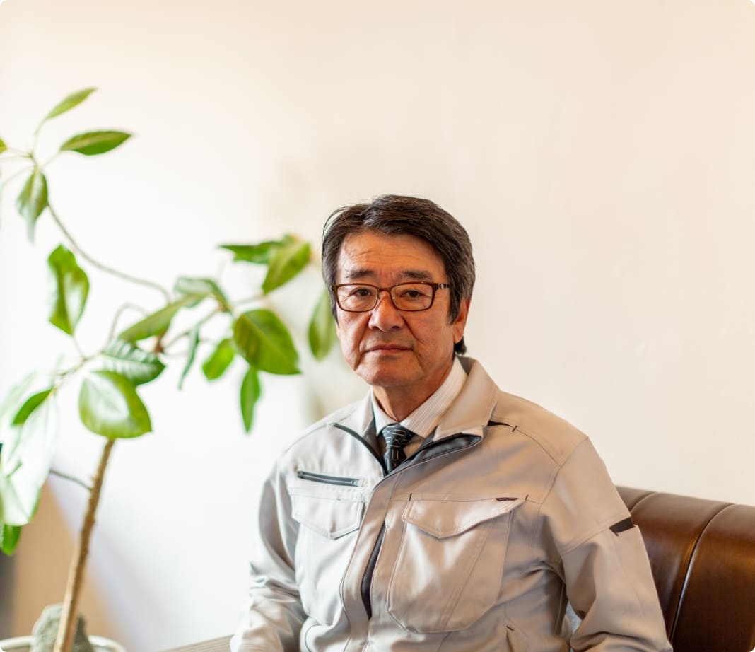 OKhomeの社長が正面を向いている写真