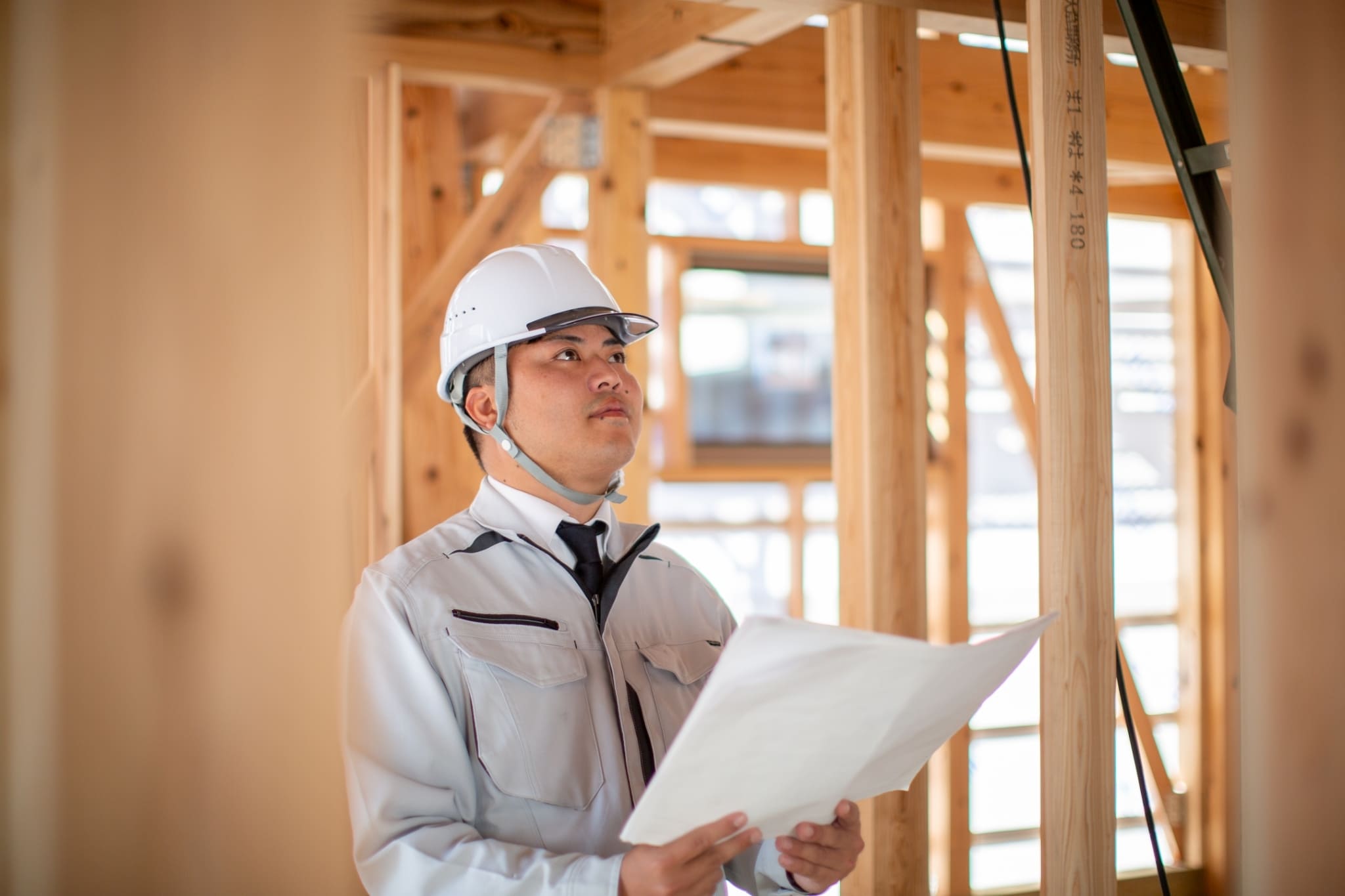 建設現場内でOKhomeのスタッフが図面と照らし合わせながら施工を進めている