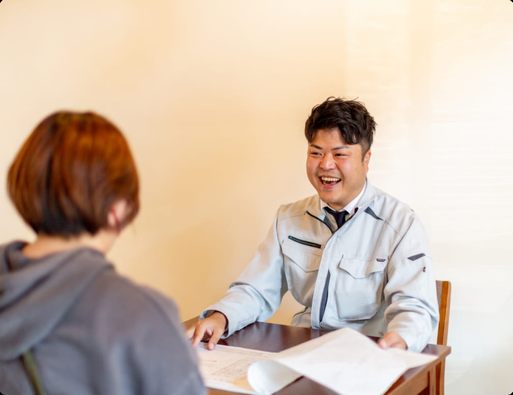 OKhome様のスタッフが打ち合わせしている様子