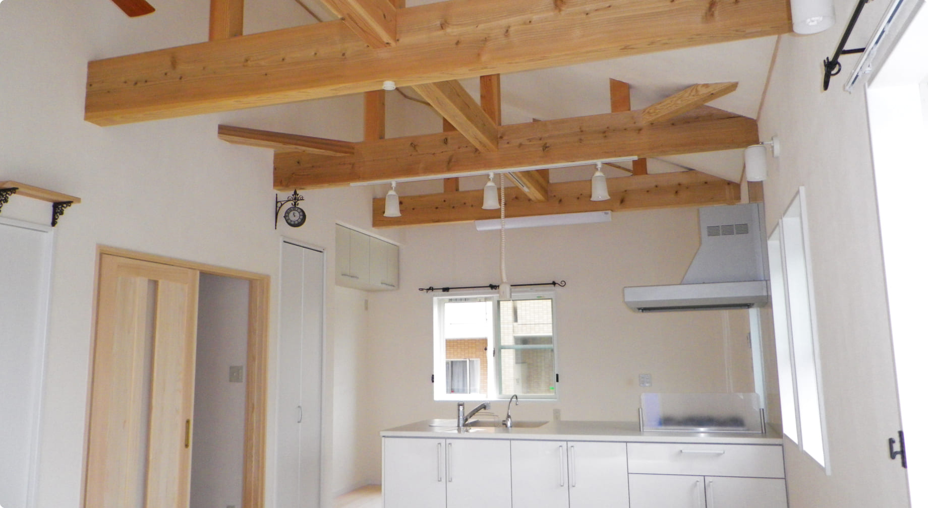 自然素材にこだわった家のアイランドキッチンと天井