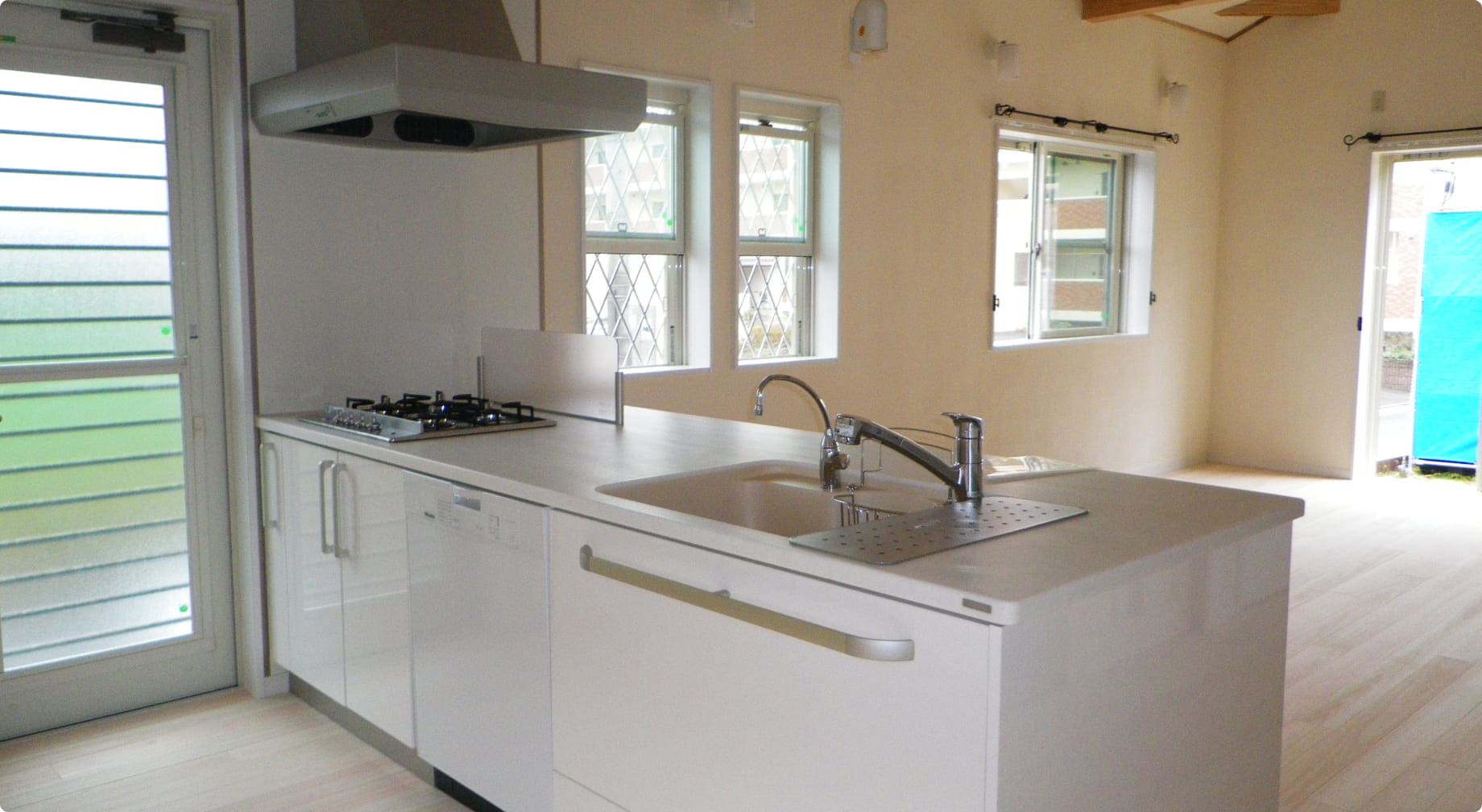 自然素材にこだわった家の真っ白なアイランドキッチン