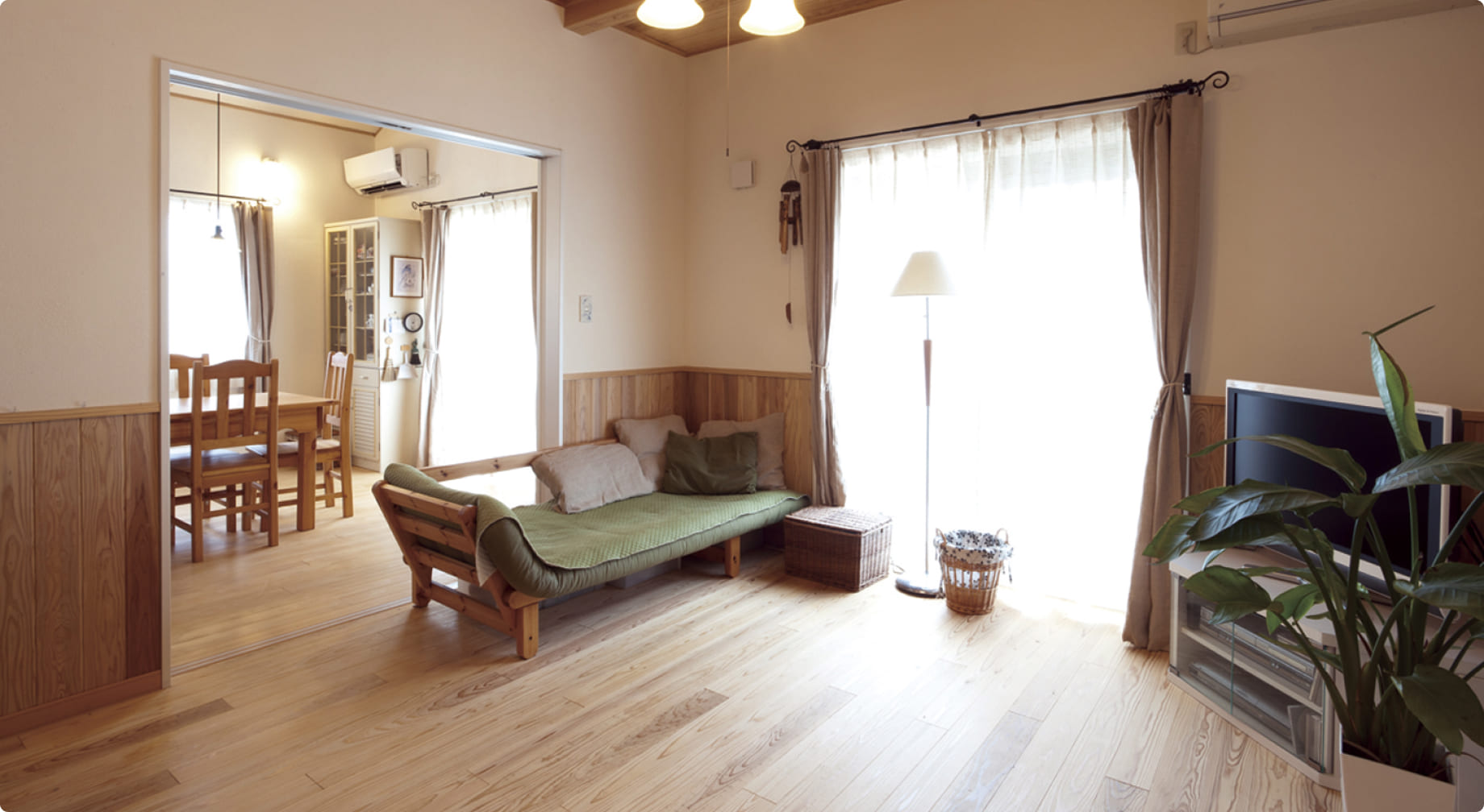 自然素材にこだわった家の真っ白な壁と床がフローリングのリビングルーム