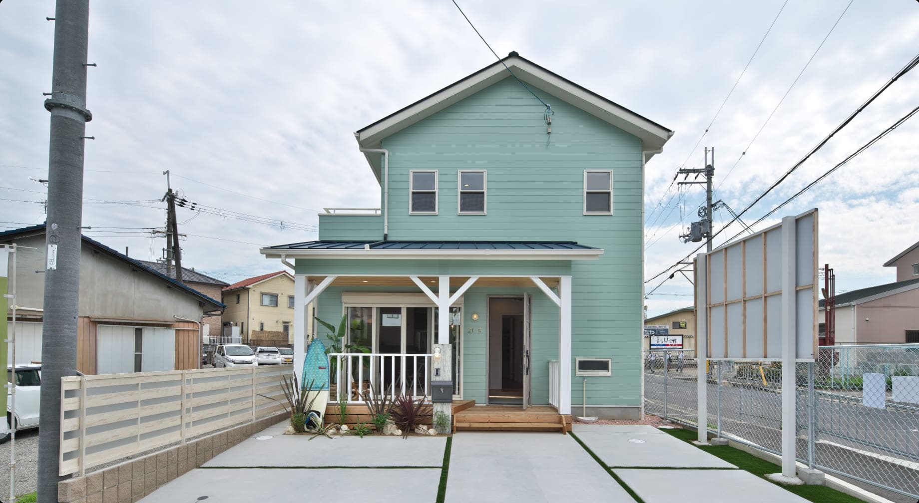 海を感じるアメリカ西海岸風の家の外観