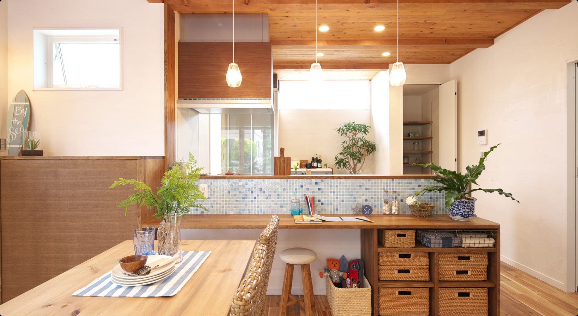 海を感じるアメリカ西海岸風のカウンターキッチン