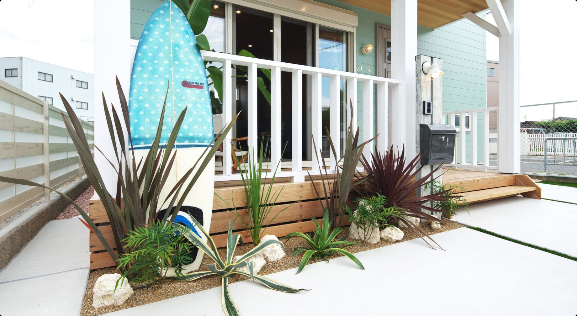 海を感じるアメリカ西海岸風の外観の一部とサーフボード