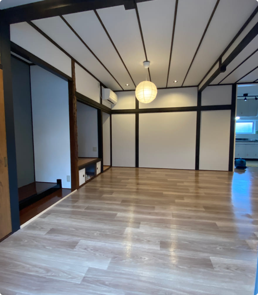 和洋室が融合された家の大広間