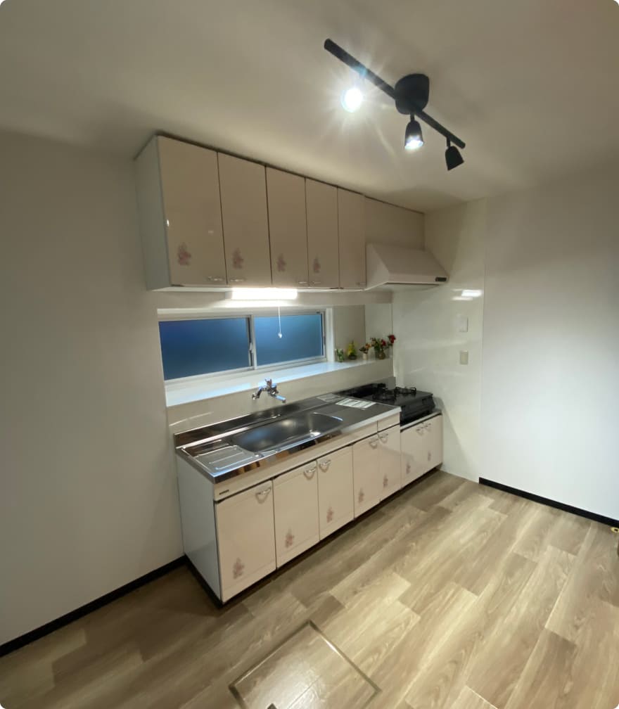 和洋室が融合された家のキッチン