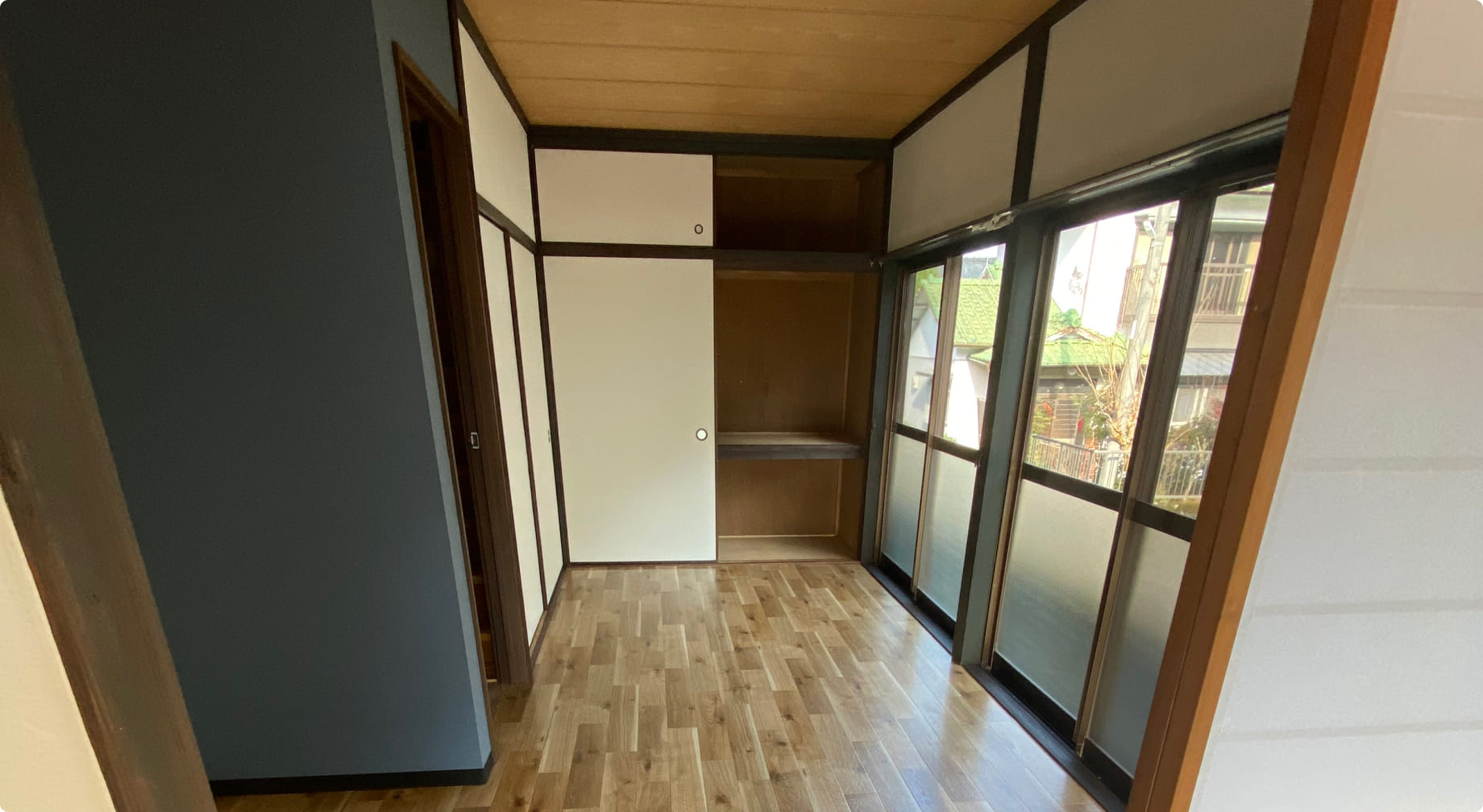 和洋室が融合された家の寝室