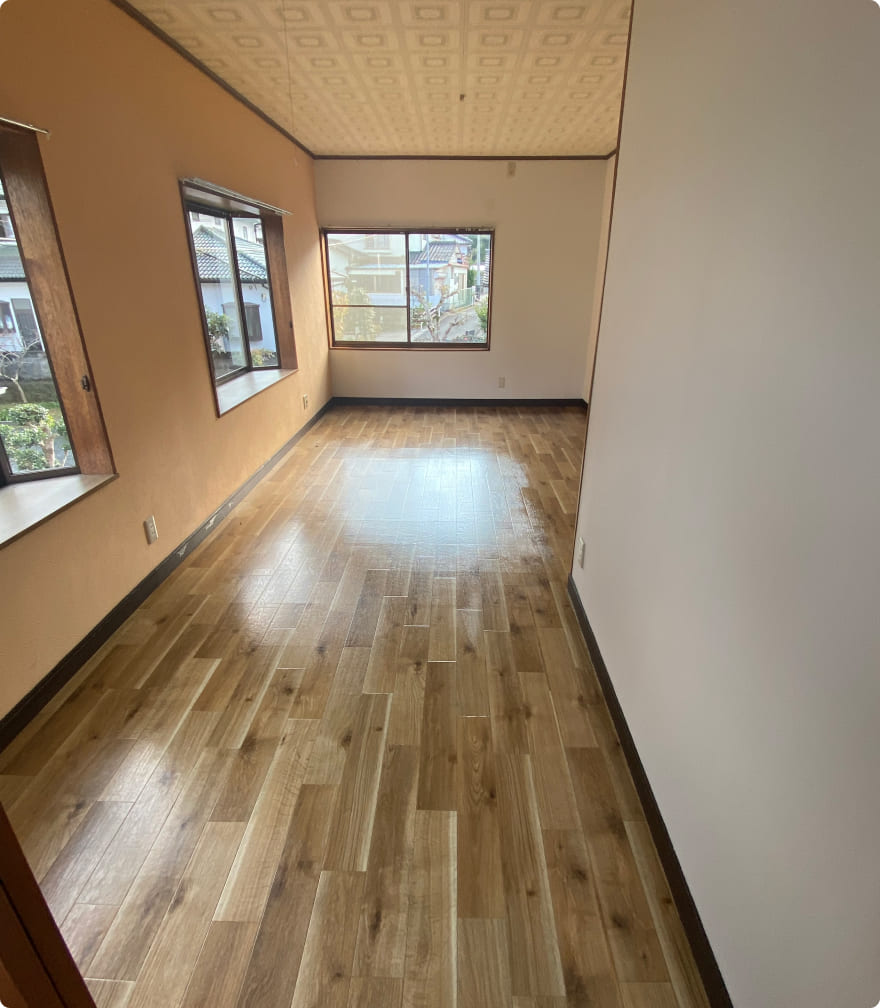 和洋室が融合された家の廊下