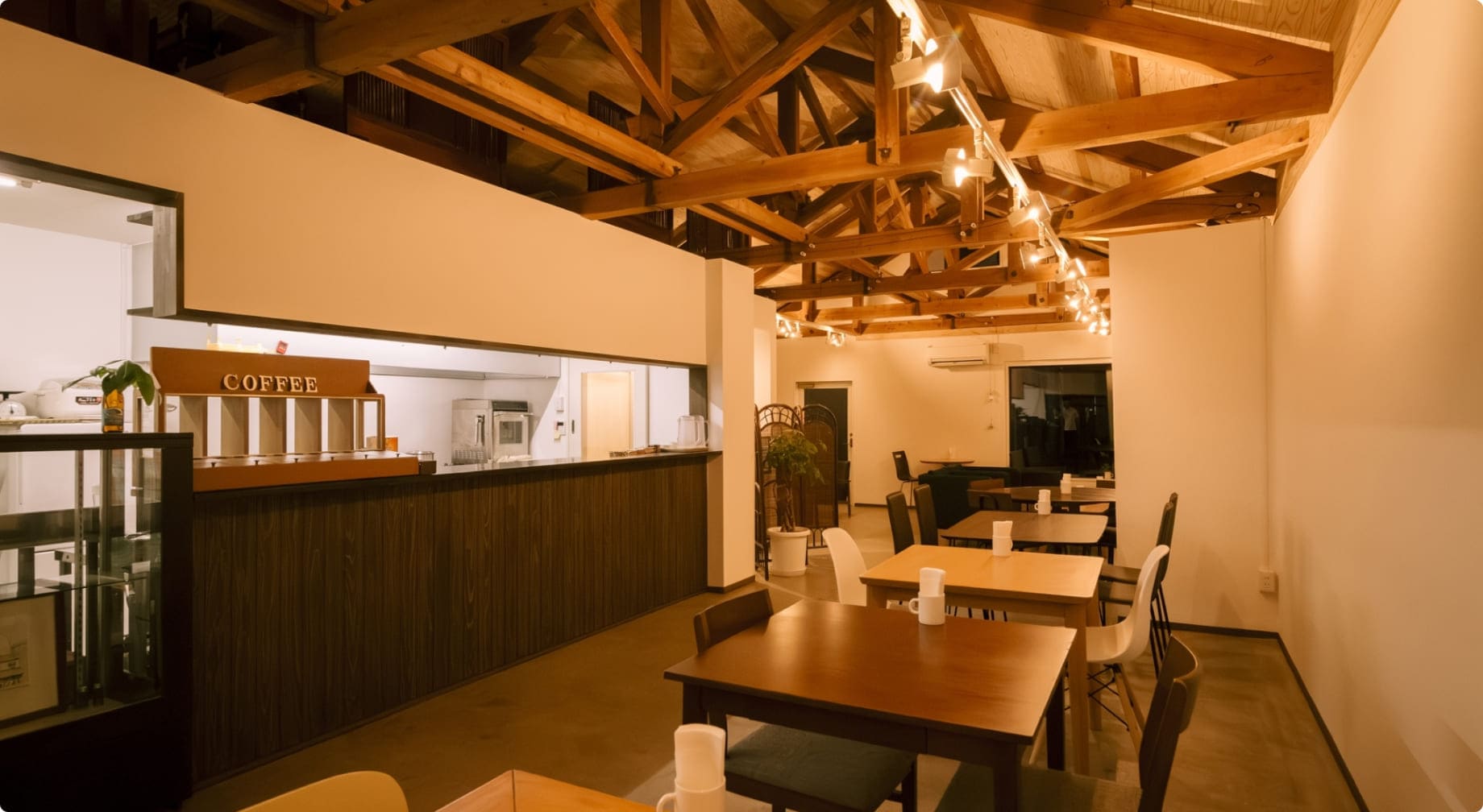 レトロでお洒落空間なカフェの内装