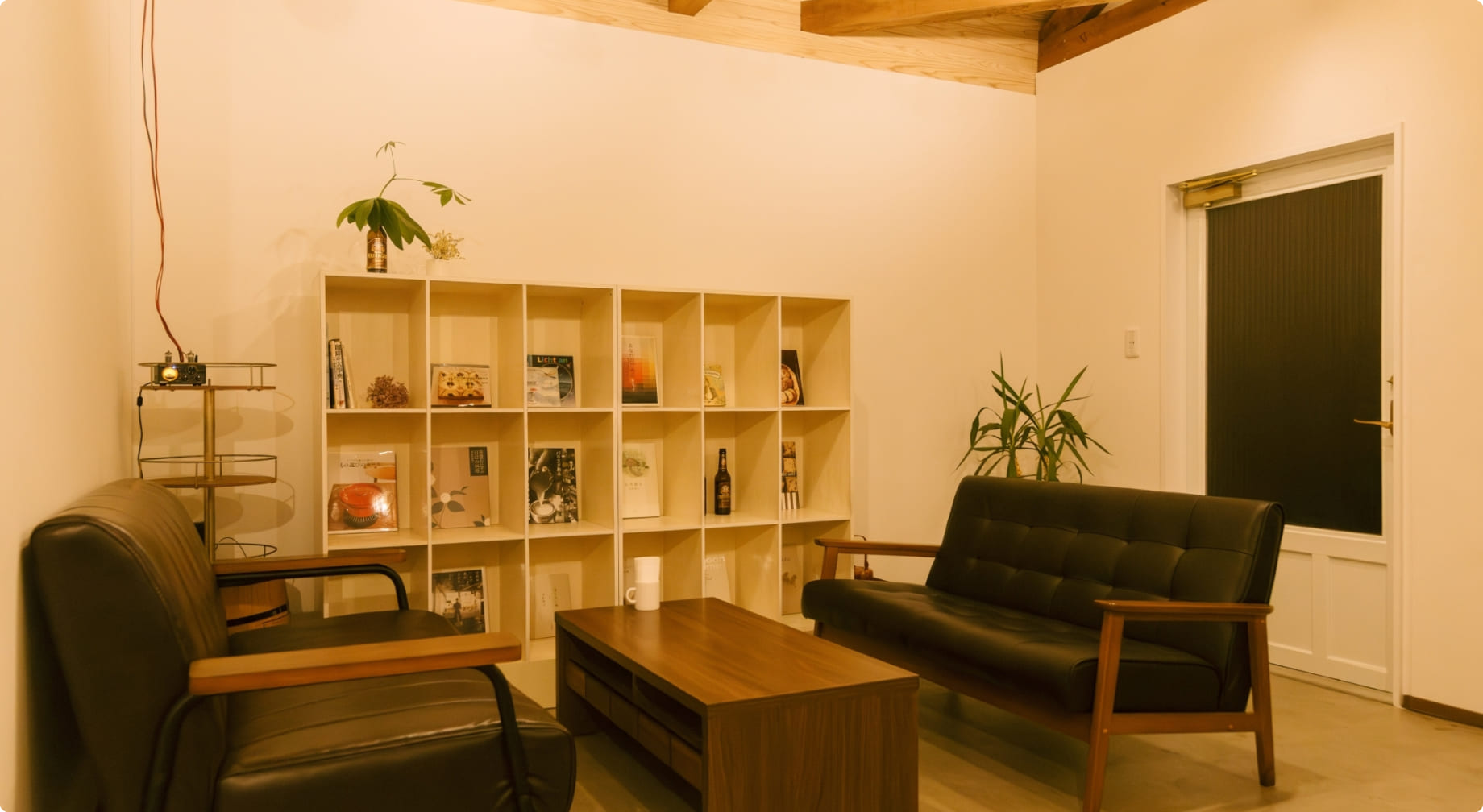 レトロでお洒落空間なカフェの本棚とソファ