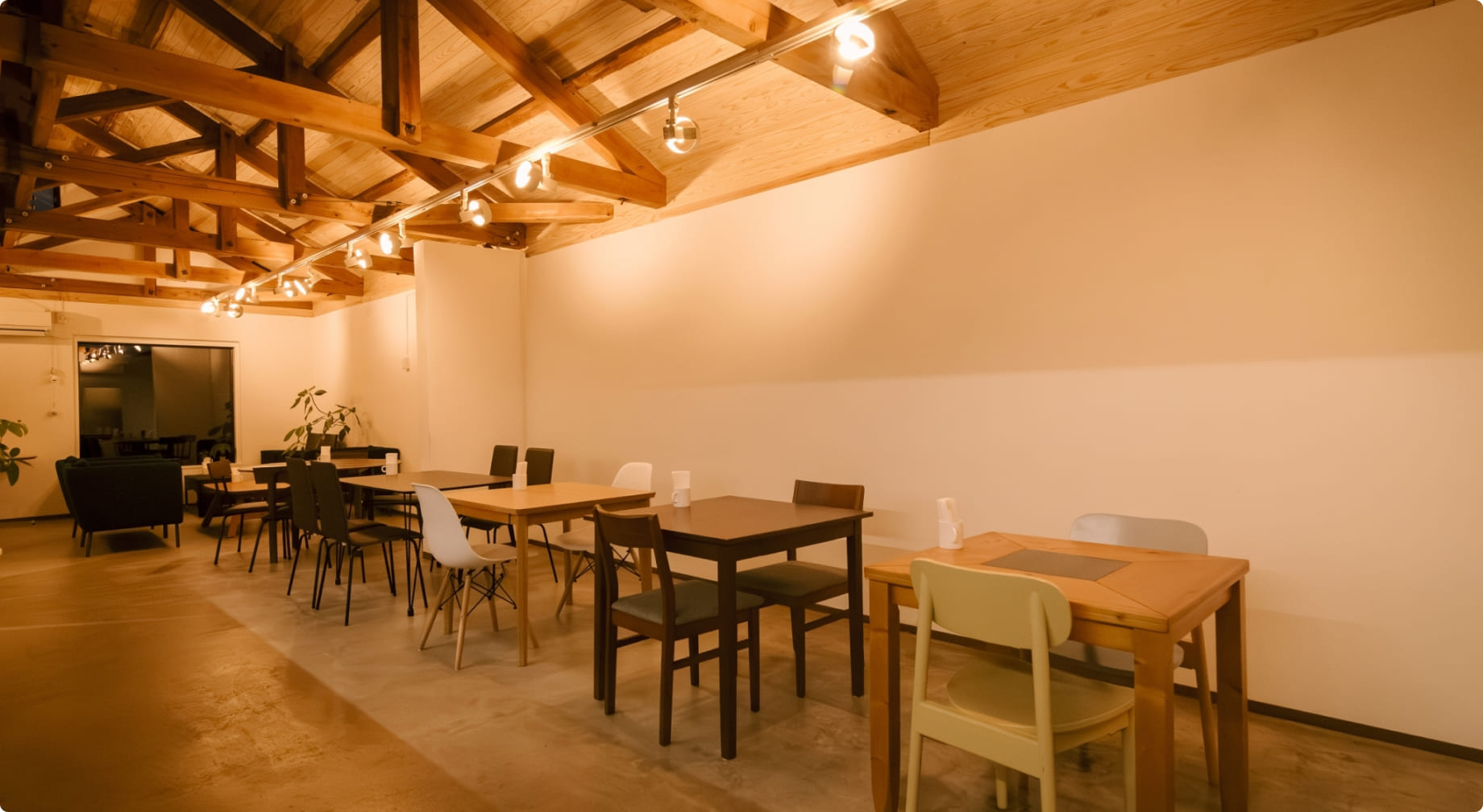 レトロでお洒落空間なカフェのテーブルとイス