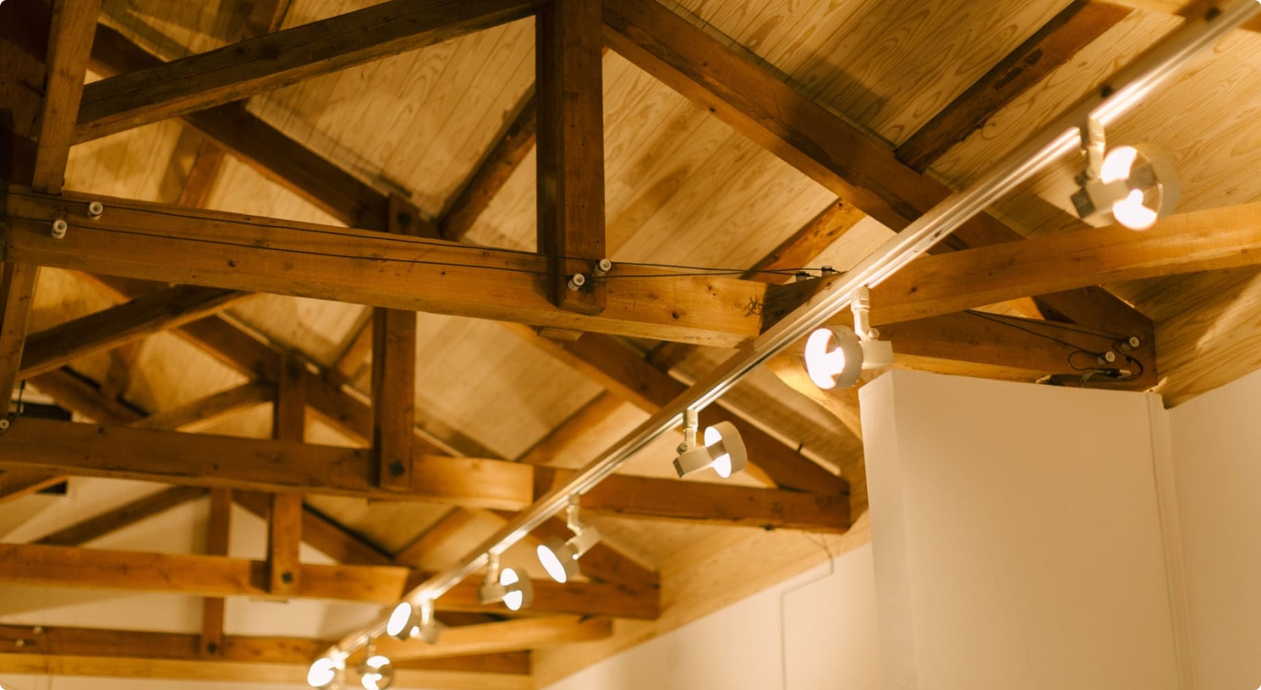 レトロでお洒落空間なカフェの天井とライト