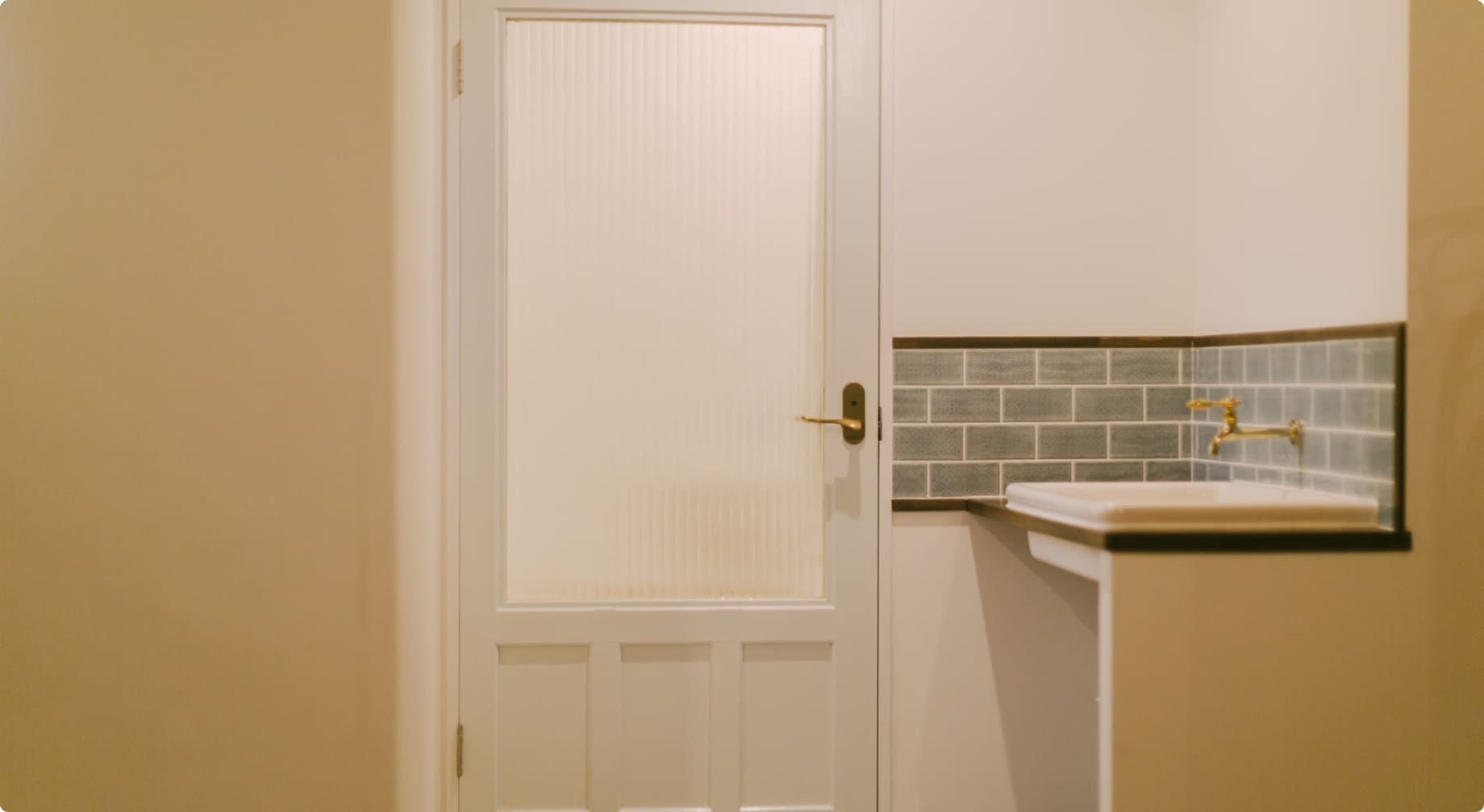 レトロでお洒落空間なカフェの洗面台とトイレ前