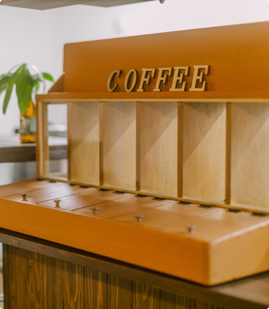 レトロでお洒落空間なカフェのコーヒー豆置き場