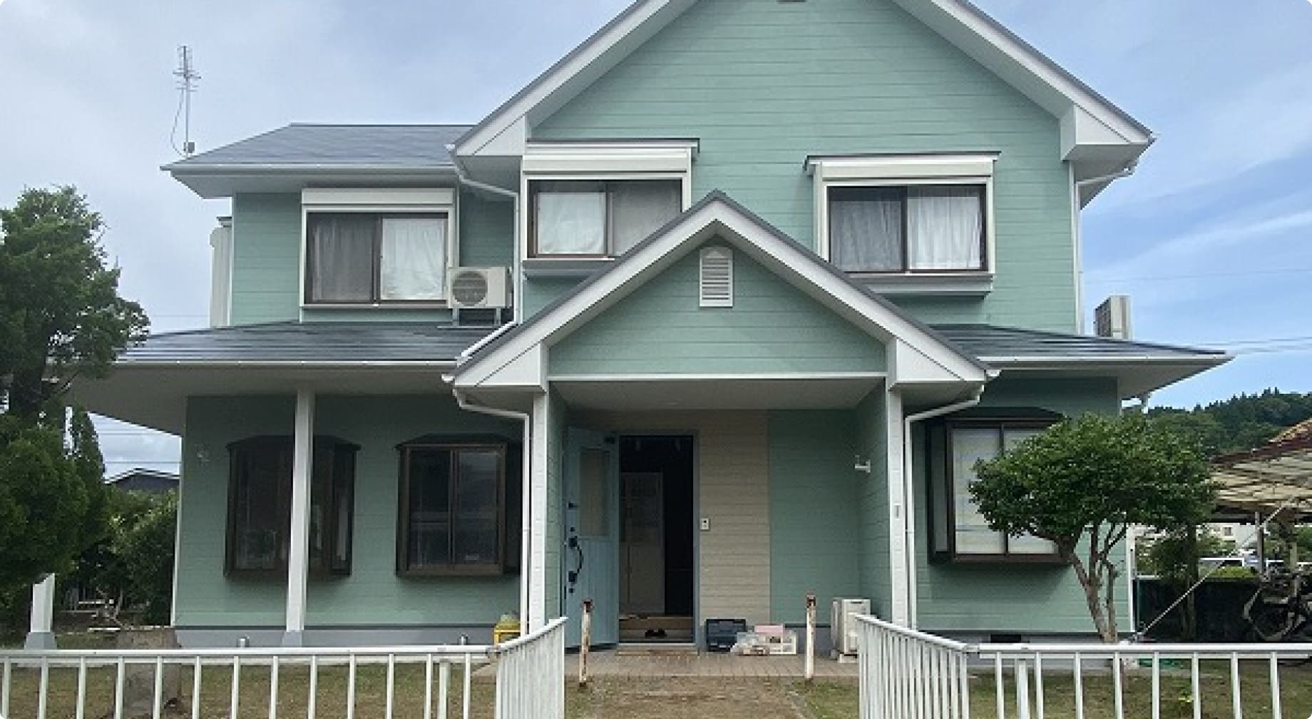 木の歴史が感じられる古民家の大広間の外観