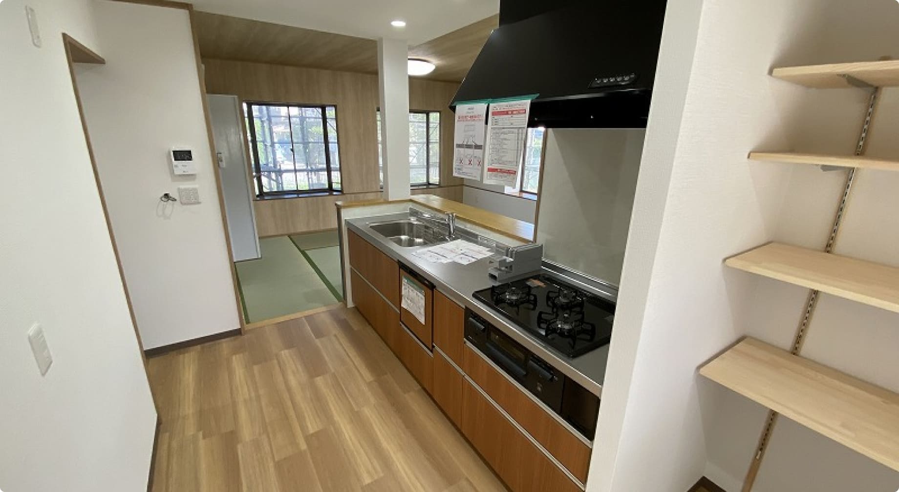 木の歴史が感じられる古民家の大広間のキッチン