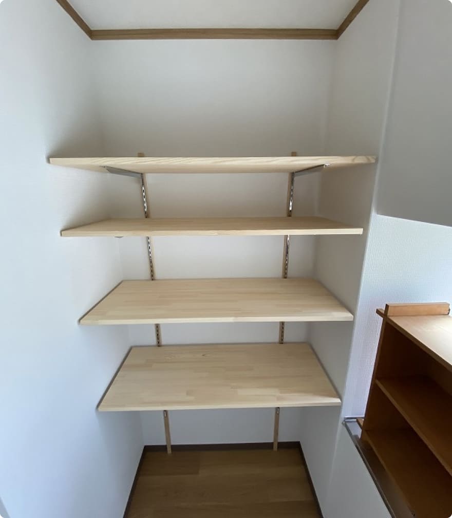 木の歴史が感じられる古民家の大広間の棚