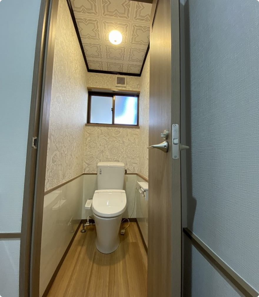 木の歴史が感じられる古民家の大広間のトイレ