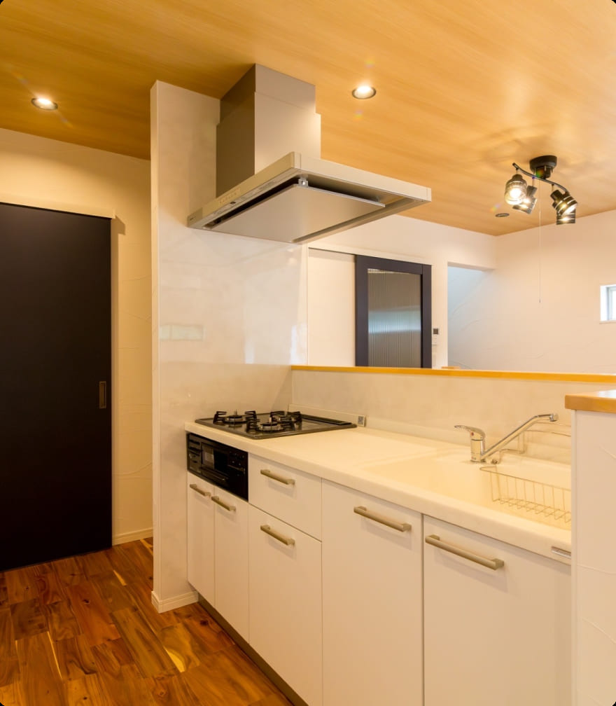 自然素材と回遊同線にこだわったコンパクトな家のキッチン