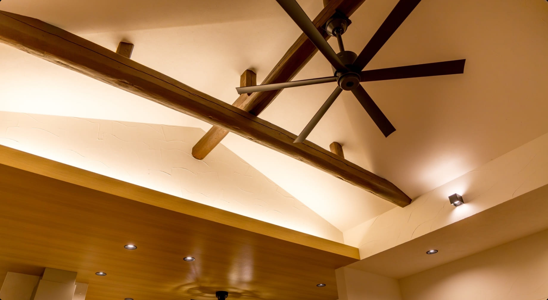 自然素材と回遊同線にこだわったコンパクトな家の天井