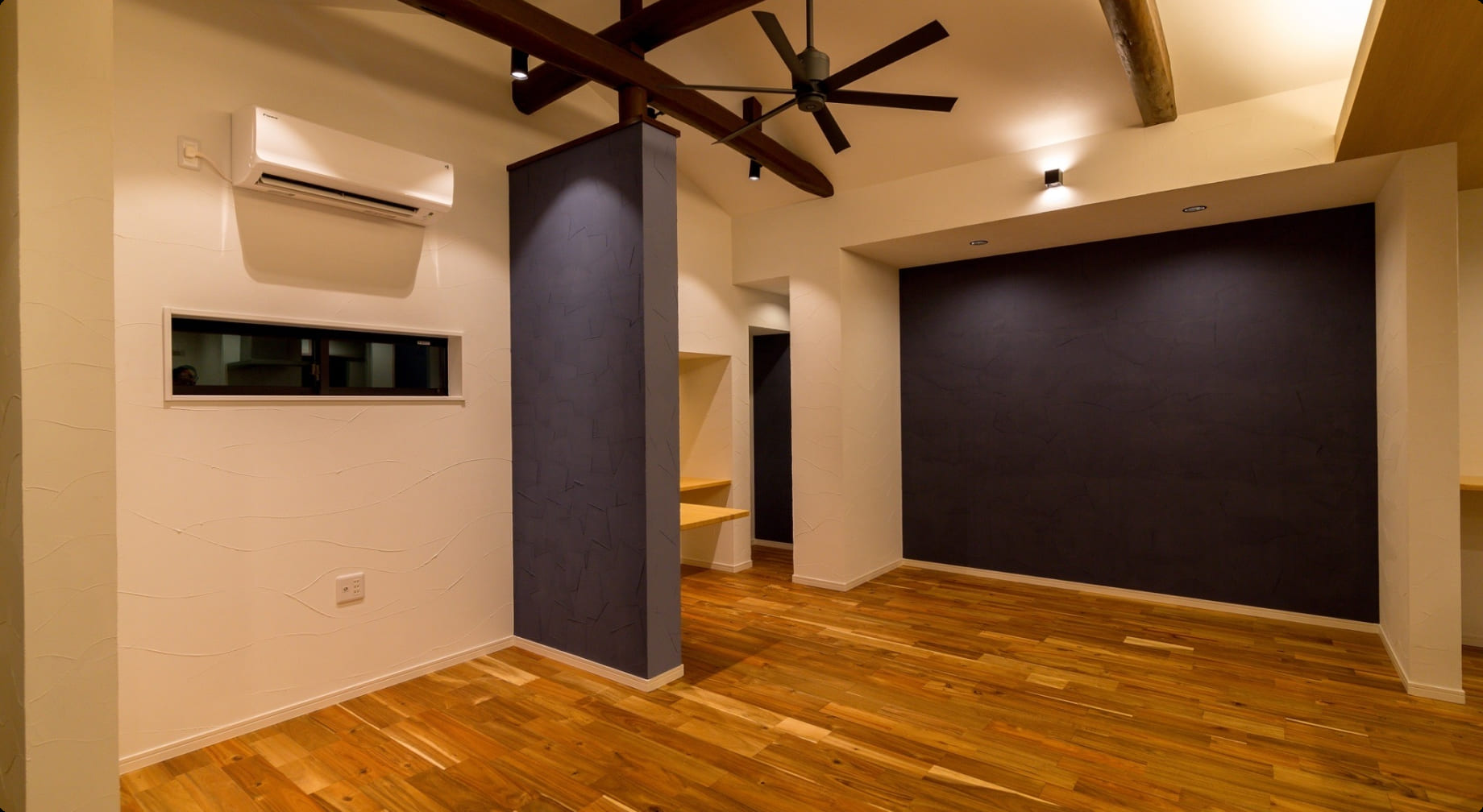 自然素材と回遊同線にこだわったコンパクトなダイニングルーム