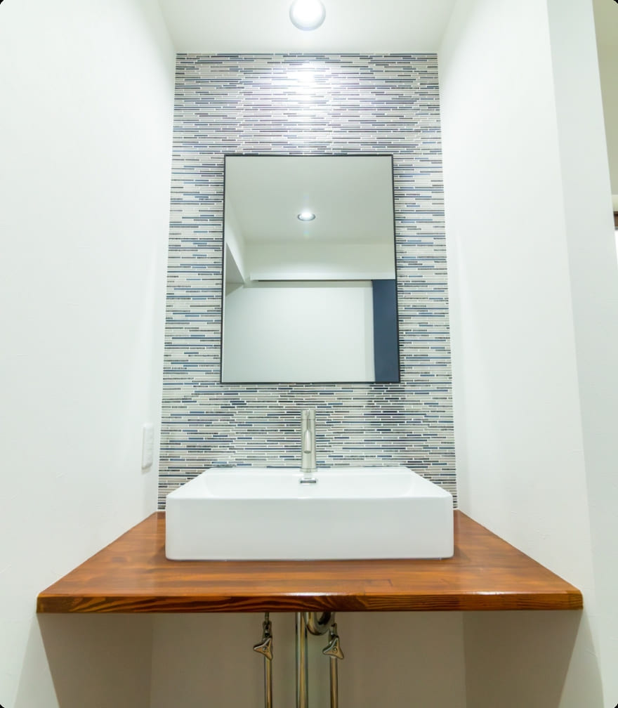 自然素材と回遊同線にこだわったコンパクトな家の洗面台