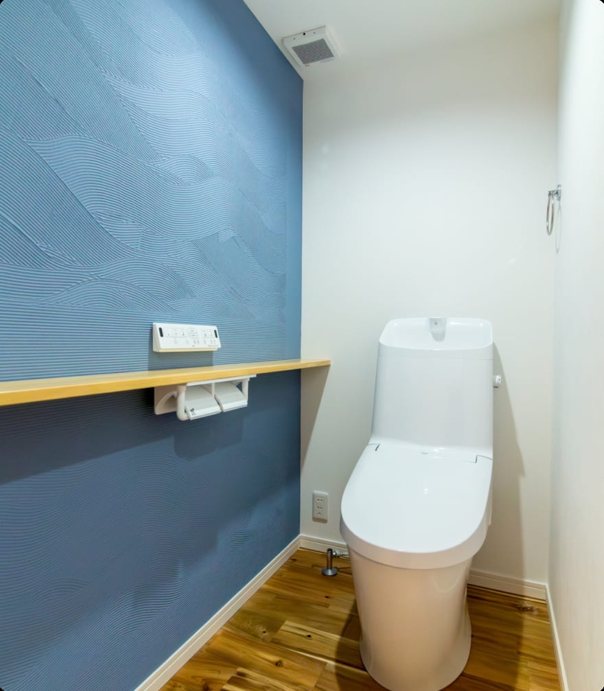 自然素材と回遊同線にこだわったコンパクトな家のトイレ