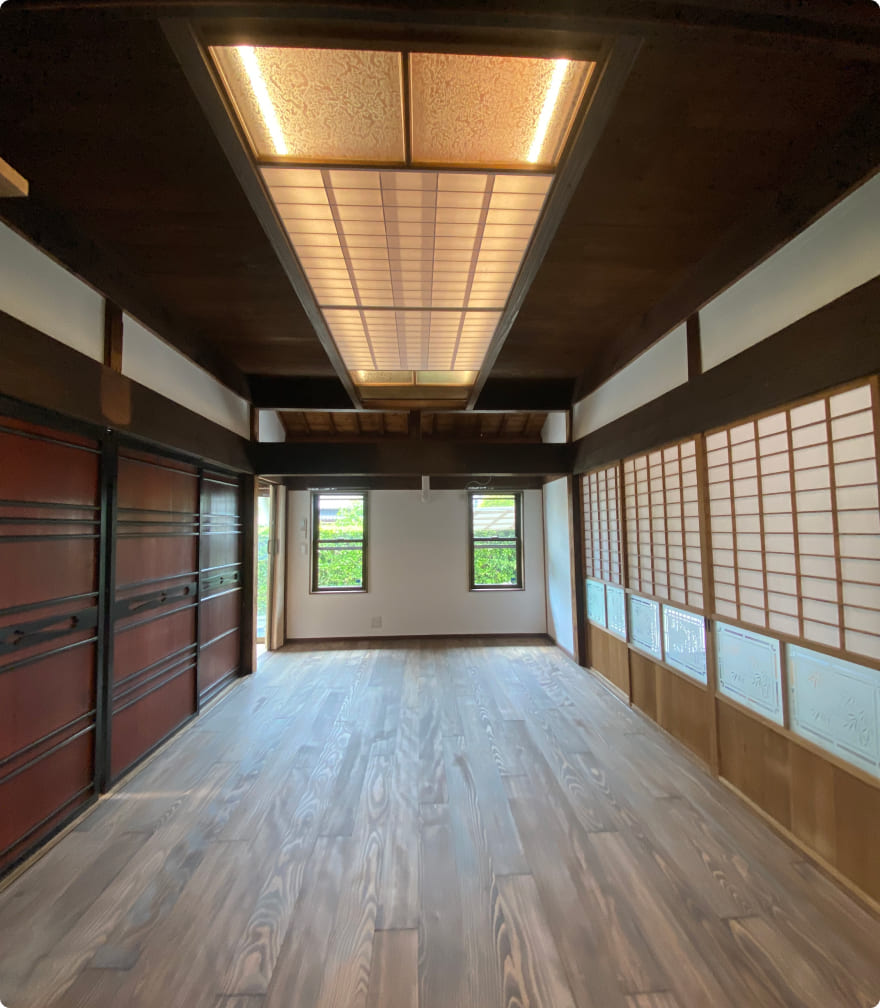 ゆとりあるセカンドライフを送る家のフローリングの廊下