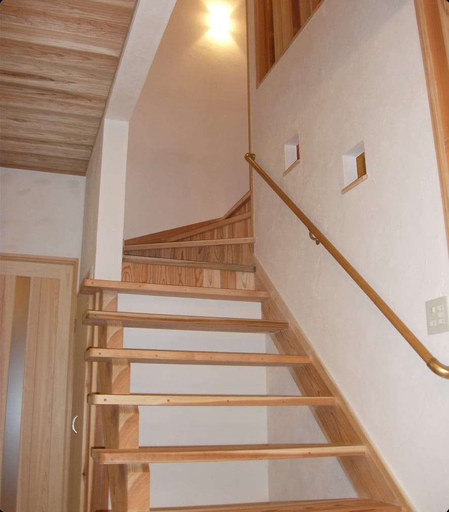 木のぬくもりを感じられる階段