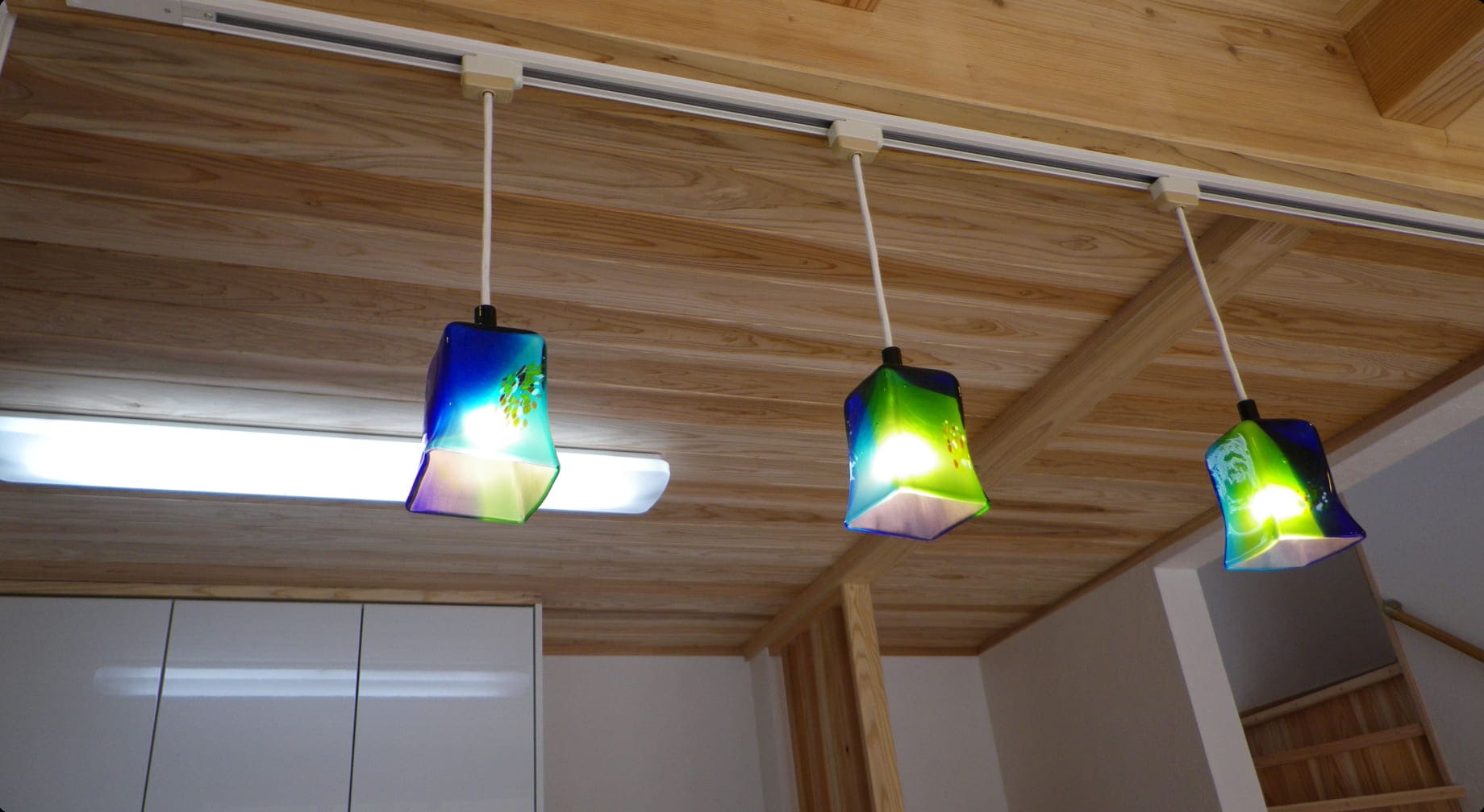 天井が吊りさがっている青い3つのライト