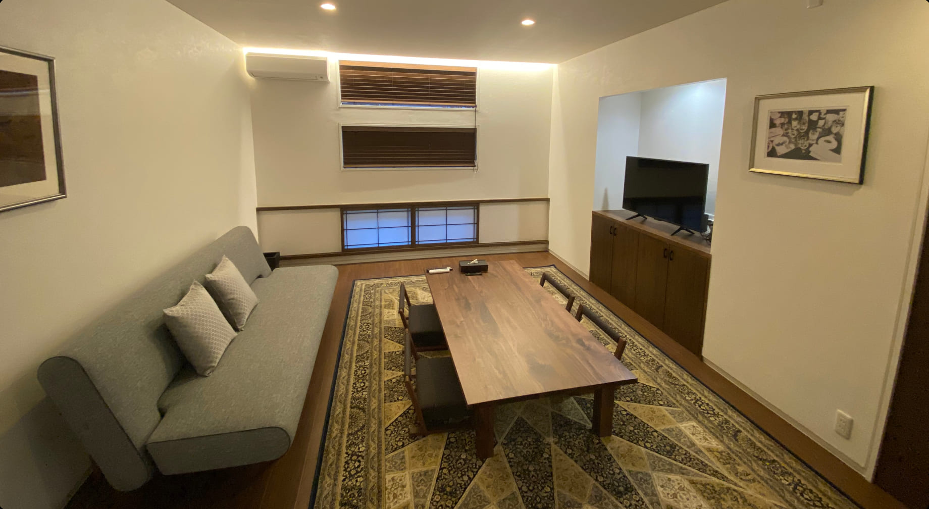 人里離れた静寂な温泉旅館の洋室