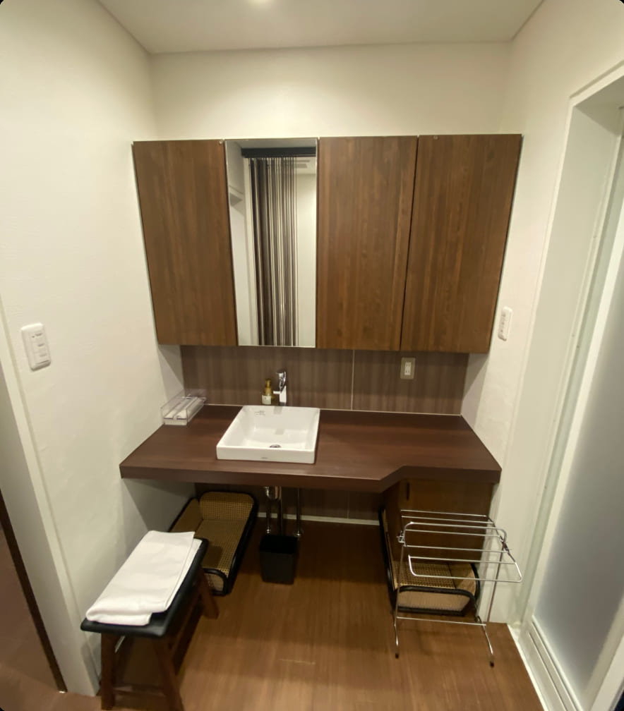 人里離れた静寂な温泉旅館の洗面台