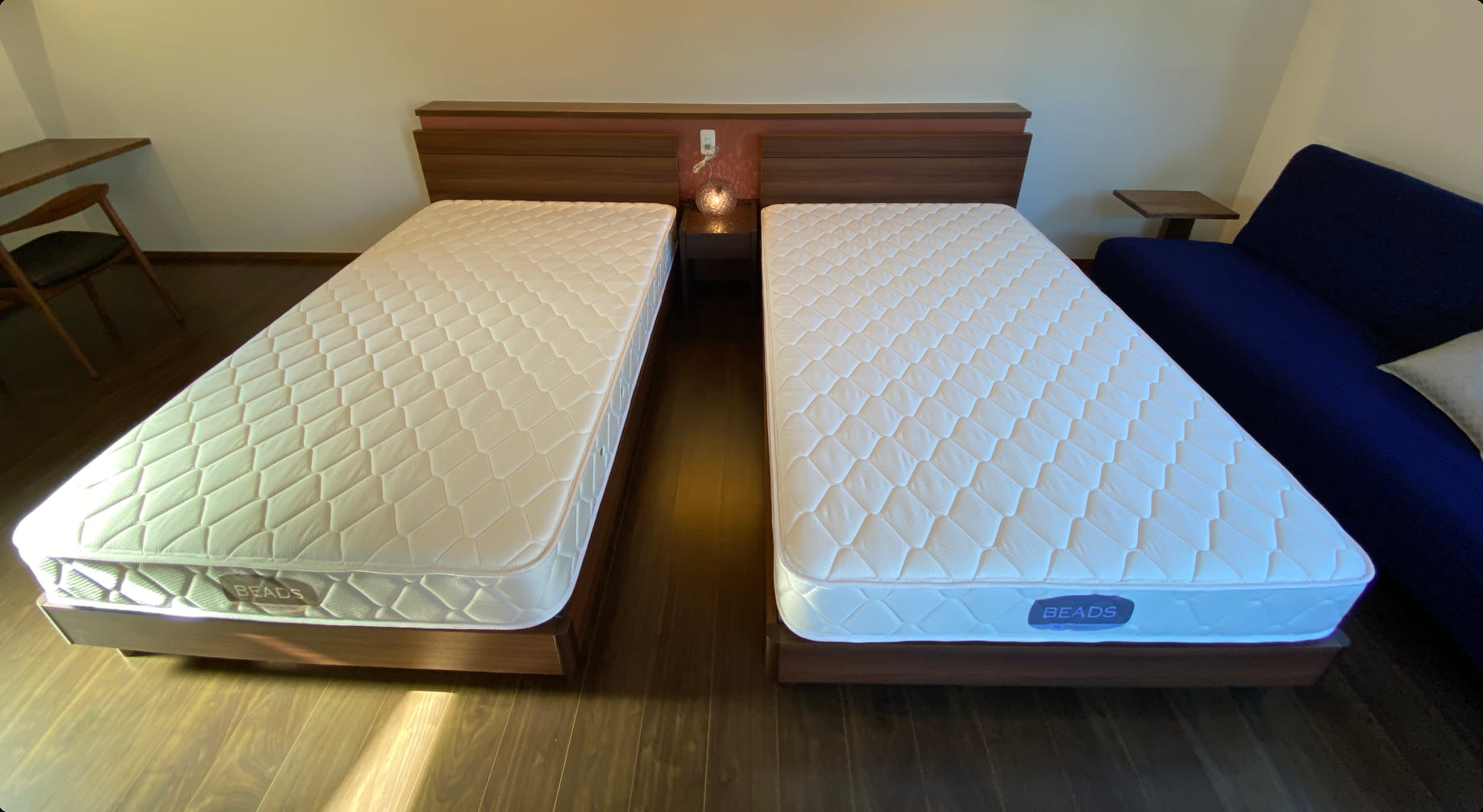 人里離れた静寂な温泉旅館の洋室のマット