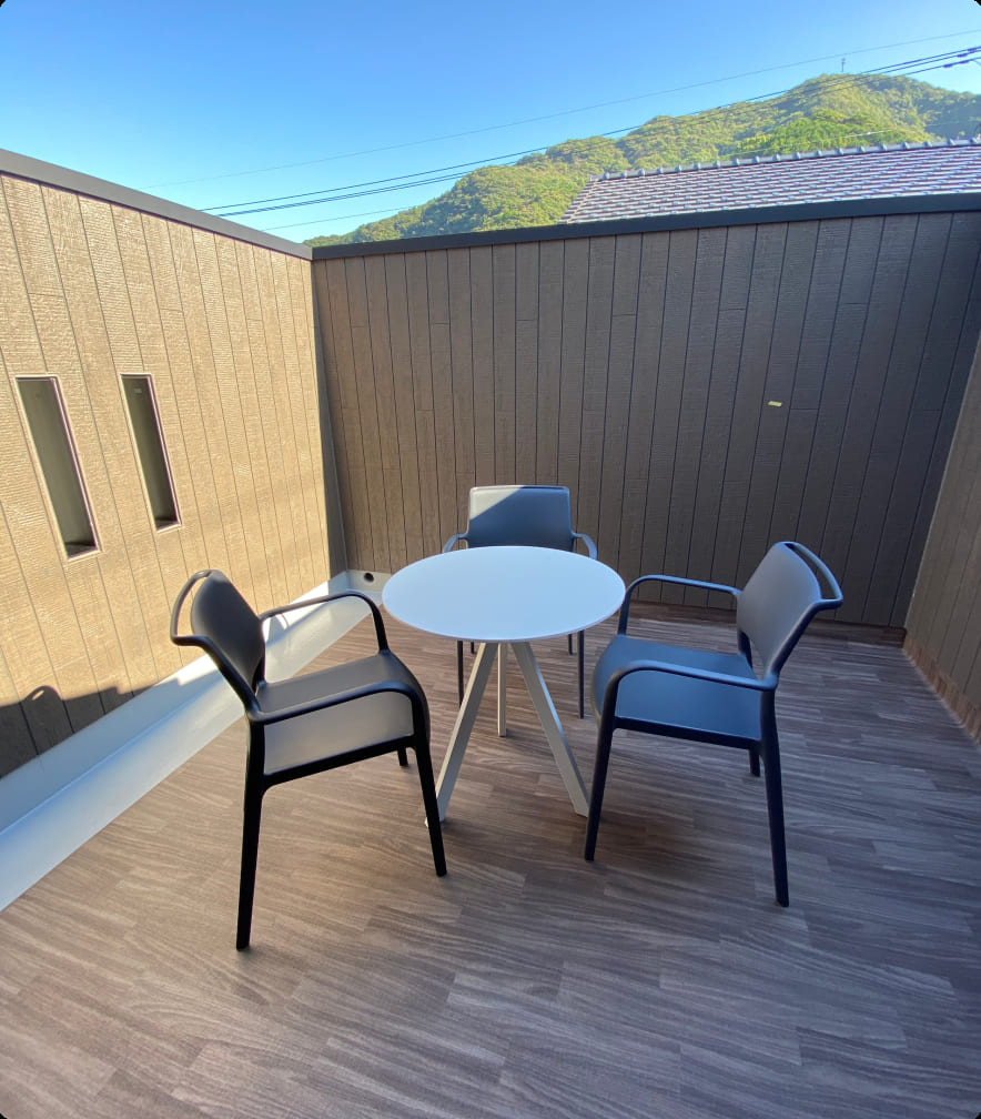 人里離れた静寂な温泉旅館のテラス